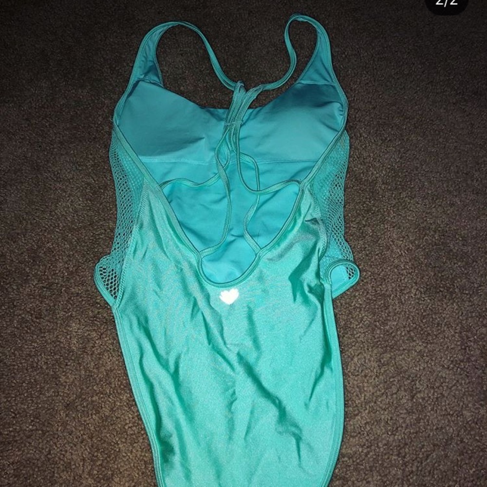 One piece - Picture 2 of 2